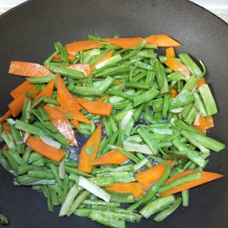 贡菜炒核桃步骤11