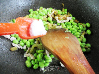 肉丝榨菜丝炒毛豆步骤7