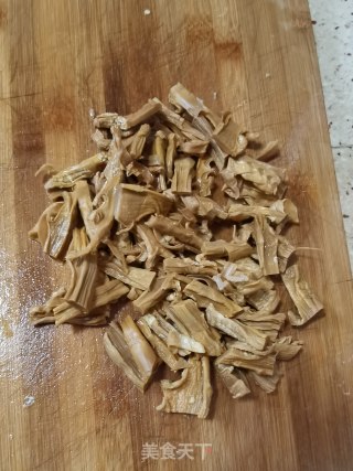 笋干焖鸡步骤2