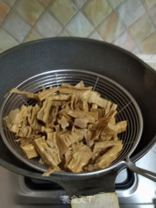 笋干焖鸡步骤4