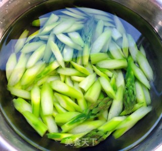 #清淡美食#芦笋炒虾仁步骤3