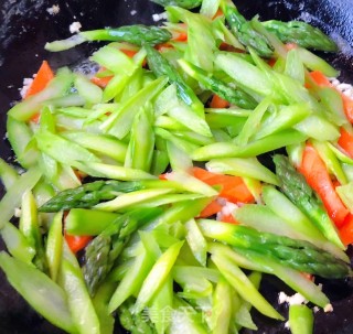 #清淡美食#芦笋胡萝卜炒蛋步骤8