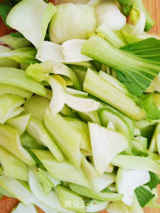 腊鸭腿炒白菜杆步骤2