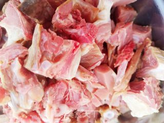 腊鸭腿炒白菜杆步骤1