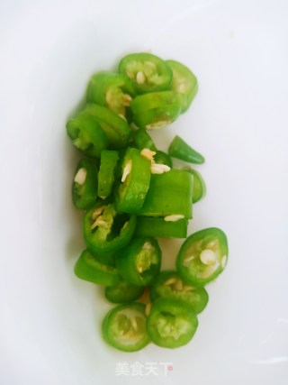 腊鸭腿炒白菜杆步骤3