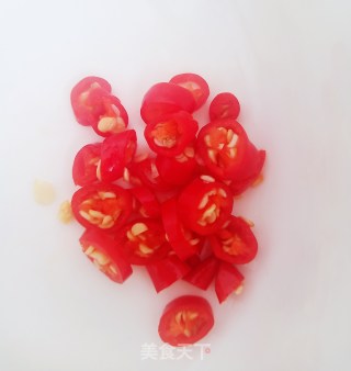 腊鸭腿炒白菜杆步骤4