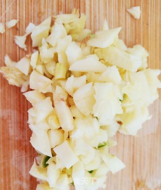 腊鸭腿炒白菜杆步骤5