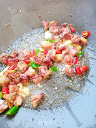 腊鸭腿炒白菜杆步骤8