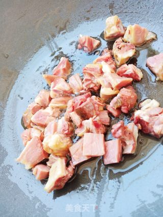 腊鸭腿炒白菜杆步骤7