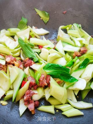 腊鸭腿炒白菜杆步骤9