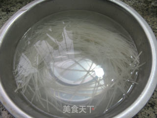肉丝莴笋炒铁棍山药粉条步骤3