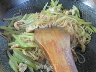 肉丝莴笋炒铁棍山药粉条步骤7