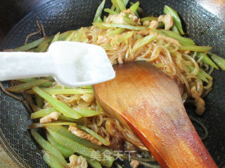 肉丝莴笋炒铁棍山药粉条步骤9