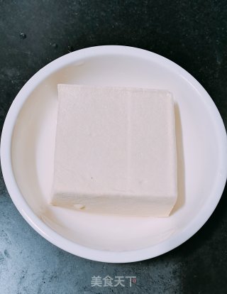 家常香葱豆腐，特别下饭哦步骤1