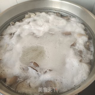 腊肉炒平菇步骤3