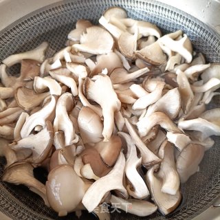 腊肉炒平菇步骤2