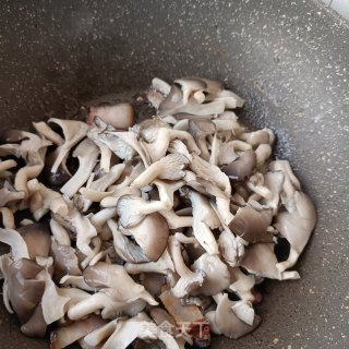 腊肉炒平菇步骤8