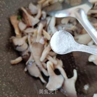 腊肉炒平菇步骤11