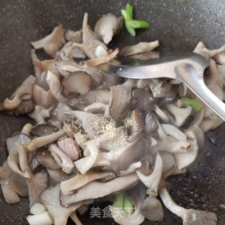 腊肉炒平菇步骤12