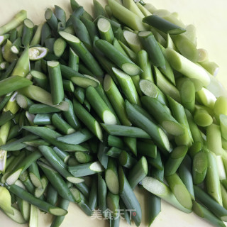 牛柳炒蒜苔步骤1