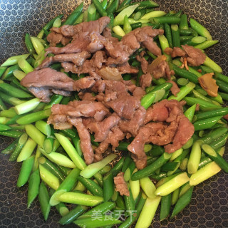 牛柳炒蒜苔步骤6