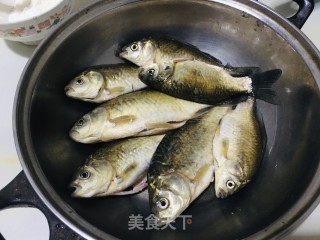 煎烧鲫鱼步骤1