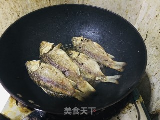 煎烧鲫鱼步骤2