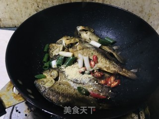 煎烧鲫鱼步骤3