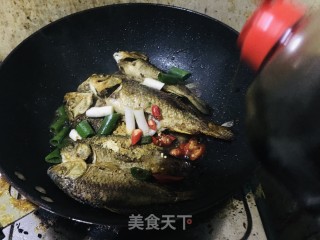 煎烧鲫鱼步骤4