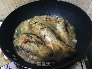 煎烧鲫鱼步骤5