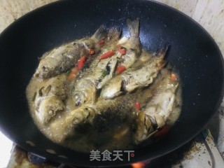 煎烧鲫鱼步骤6