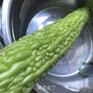 山茶油炒苦瓜步骤1