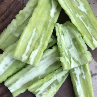 山茶油炒苦瓜步骤2