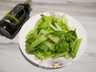 降压低脂：西芹炒香干步骤1