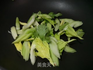 降压低脂：西芹炒香干步骤4