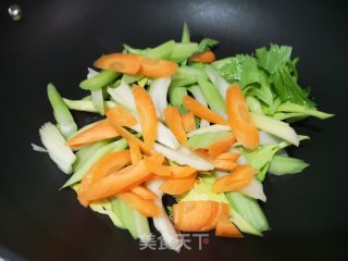 降压低脂：西芹炒香干步骤5