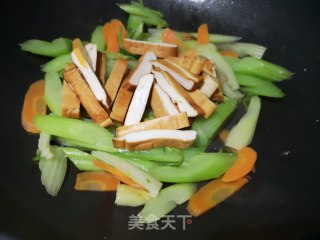 降压低脂：西芹炒香干步骤6