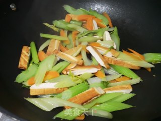 降压低脂：西芹炒香干步骤7