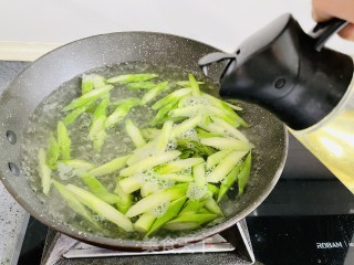 低卡美味的芦笋鸡丝步骤4