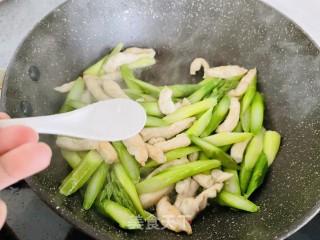 低卡美味的芦笋鸡丝步骤12