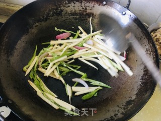杏鲍菇炒过油肉步骤3
