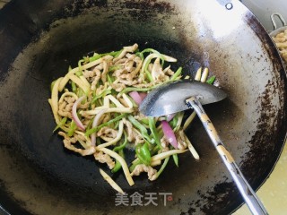 杏鲍菇炒过油肉步骤5