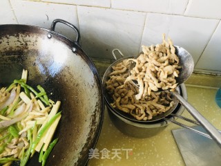 杏鲍菇炒过油肉步骤4