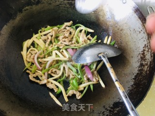 杏鲍菇炒过油肉步骤6