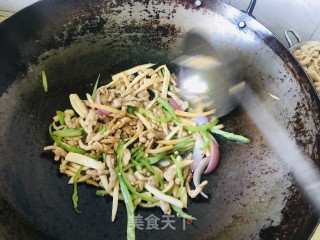 杏鲍菇炒过油肉步骤7