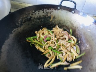 杏鲍菇炒过油肉步骤8