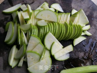 西葫芦炒肉片步骤1