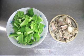 回锅肉炒青椒步骤2