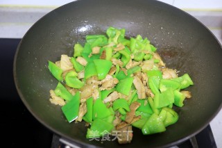 回锅肉炒青椒步骤5