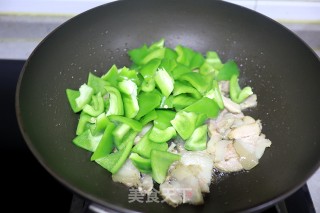 回锅肉炒青椒步骤4